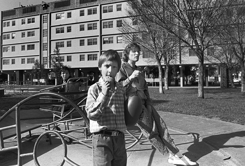 Life in an Inner Melbourne Housing Estate, 1986: Australia : Richard Moore : Journalist : Photographer :